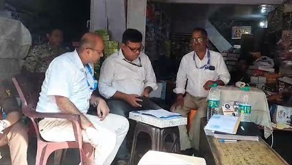 छापेमारी करती जीएसटी टीम