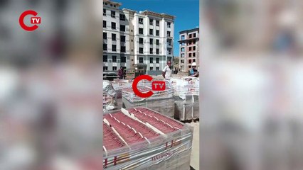 Aylardır ücretleri ödenmiyor: Esenler TOKİ’de işçiler vince çıktı