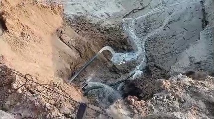 बायपास पर जल निकासी शुरू, खोदे गए गड्ढे में पाइप से भेज रहे पानी