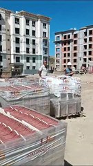 Aylardır alın terinin karşılığını alamayan işçiler TOKİ'de vincin tepesine çıktı