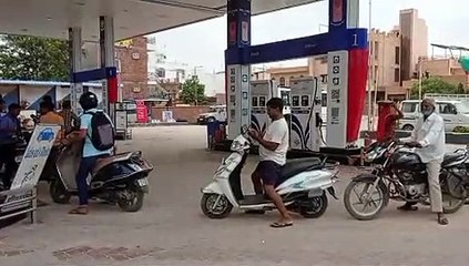 सुबह और रात को पेट्रोल पंपों पर लगी कतारें