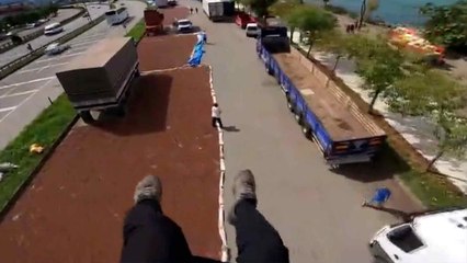 Yamaç paraşütçüsünün fındık harmanına zorunlu iniş yaptığı anlar kamerada