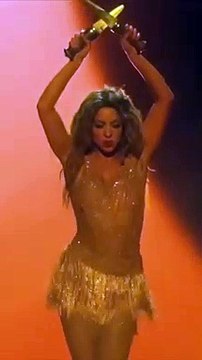 Ödül gecesinde sahneye çıkan Shakira, bıçaklı intikam dansıyla nefes kesti
