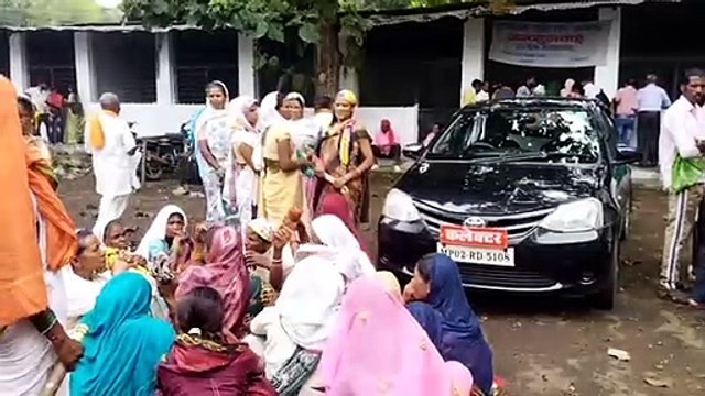 जनसुनवाई में देर से पहुंची कलेक्टर तो उग्र हुई जनता, बुलानी पड़ी पुलिस