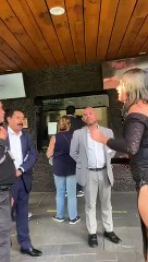 Mujer transgénero denuncia discriminación al entrar a baño  de un cine