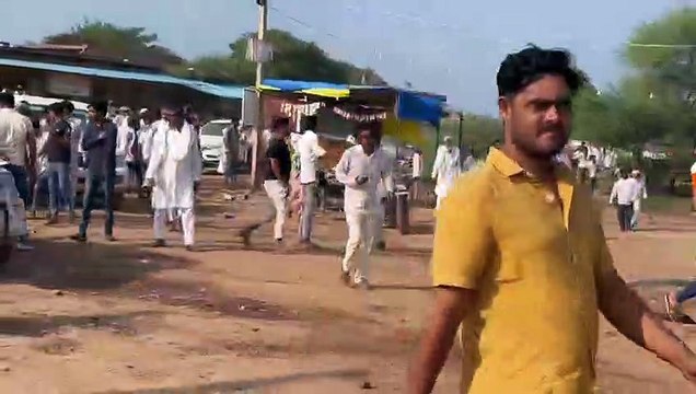 शिक्षा राज्यमंत्री जाहिदा खान का विरोध, दिखाए काले झंडे, पथराव