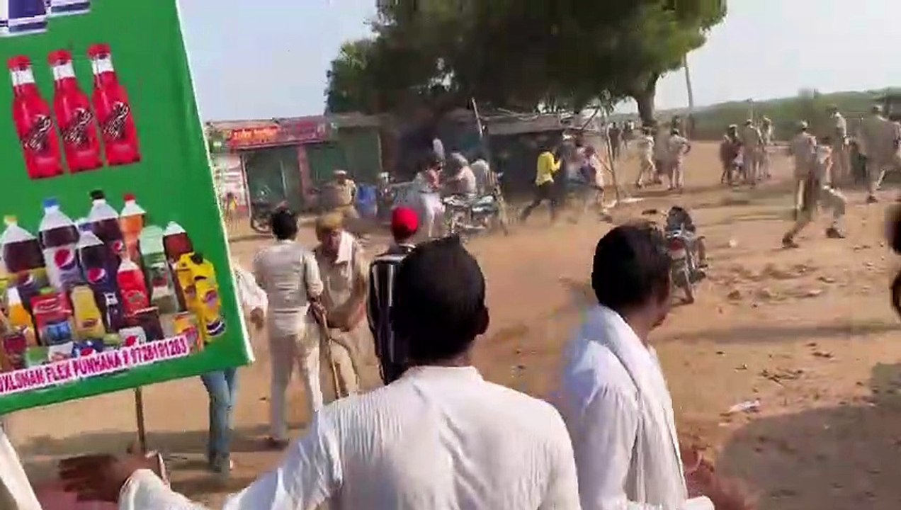 शिक्षा राज्यमंत्री जाहिदा खान का विरोध, दिखाए काले झंडे, पथराव