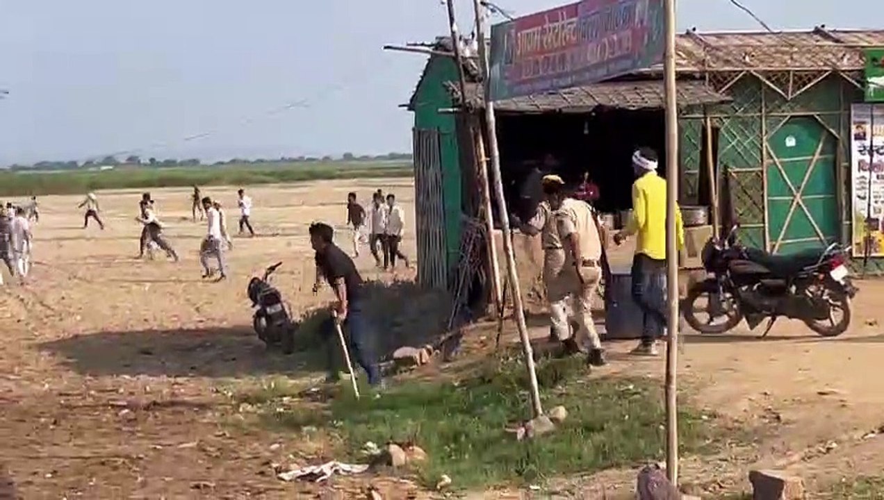 शिक्षा राज्यमंत्री जाहिदा खान का विरोध, दिखाए काले झंडे, पथराव