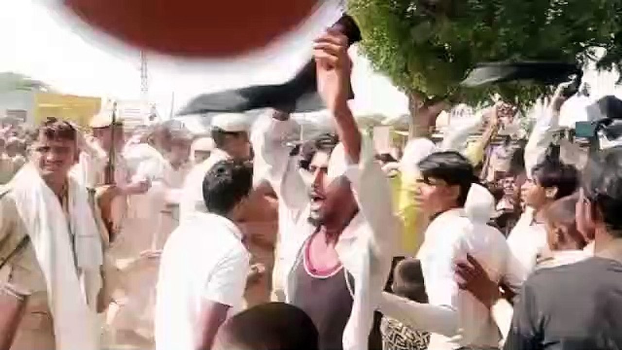 शिक्षा राज्यमंत्री जाहिदा खान का विरोध, दिखाए काले झंडे, पथराव