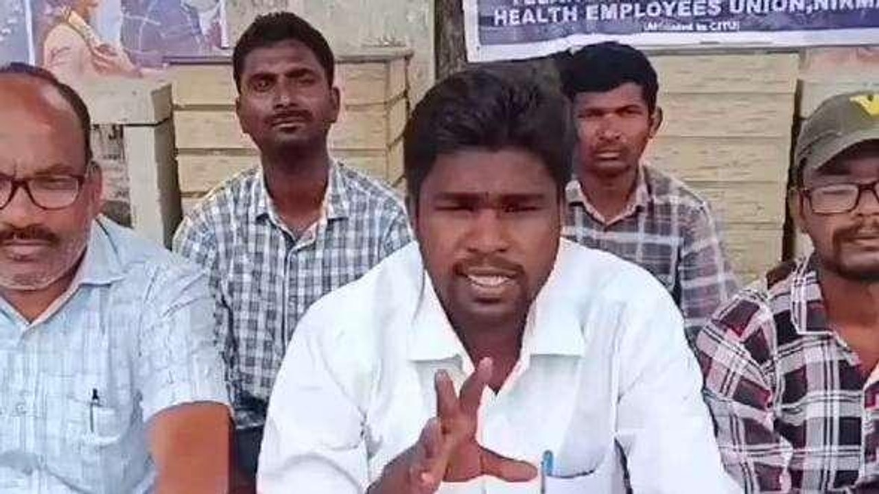 నిర్మల్: 13వ రోజుకు చేరిన ఎన్హెచ్ఎం ఉద్యోగుల నిరవధిక సమ్మె
