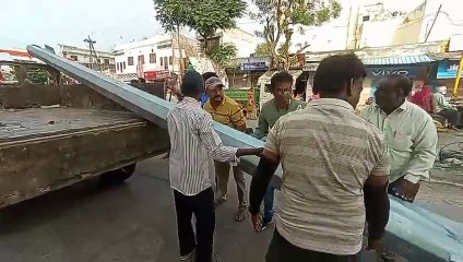 यातायात लाइट के श्री गणेश से पहले ही पोल को टक्कर मार गया वाहन