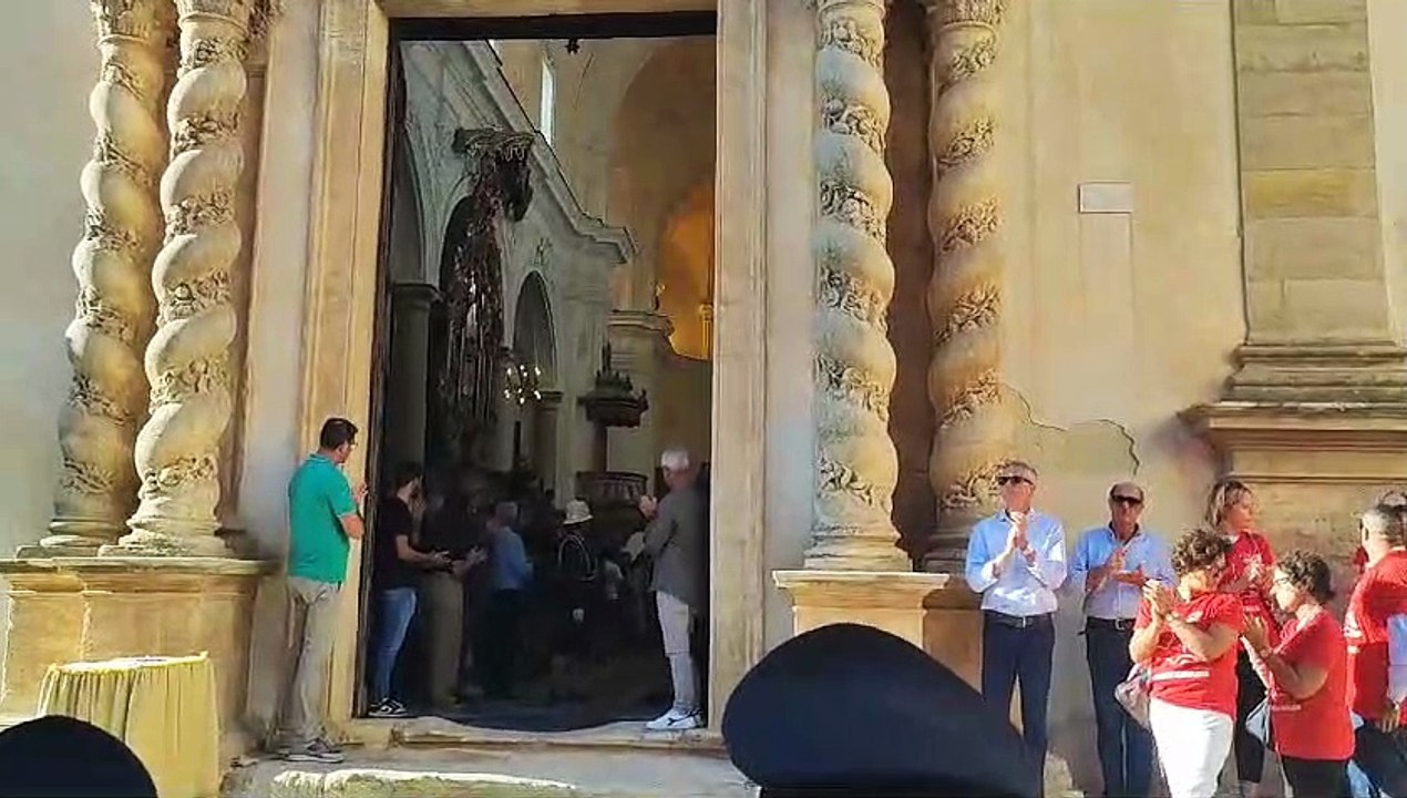 A Salemi in centinaia danno l'addio a Marisa Leo