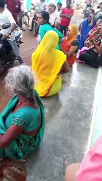 Video Story -सरेआम पिटती रही वृद्ध महिला, तमाशबीन बने रहे लोग बनाते रहे वीडियो