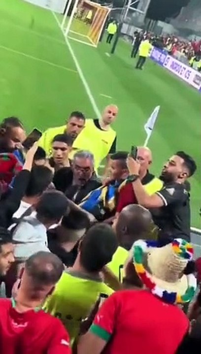 Hakimi remet en place un fan du Maroc après la victoire face au Burkina Faso