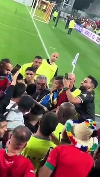 Hakimi remet en place un fan du Maroc après la victoire face au Burkina Faso