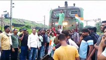 छत्तीसगढ़ में कोटा से हुई रेल रोको आंदोलन की शुरुआत, बिलासपुर में सुरक्षा घेरा तोड़कर घुसे कांग्रेसियों ने पटरी पर लेटकर किया प्रदर्शन