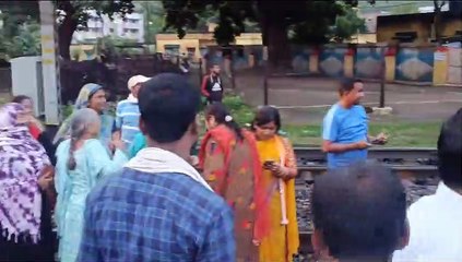 छत्तीसगढ़ में कोटा से हुई रेल रोको आंदोलन की शुरुआत, बिलासपुर में सुरक्षा घेरा तोड़कर घुसे कांग्रेसियों ने पटरी पर लेटकर किया प्रदर्शन