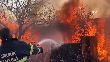 Otluk alanda çıkan yangında garaj ve baraka kül oldu