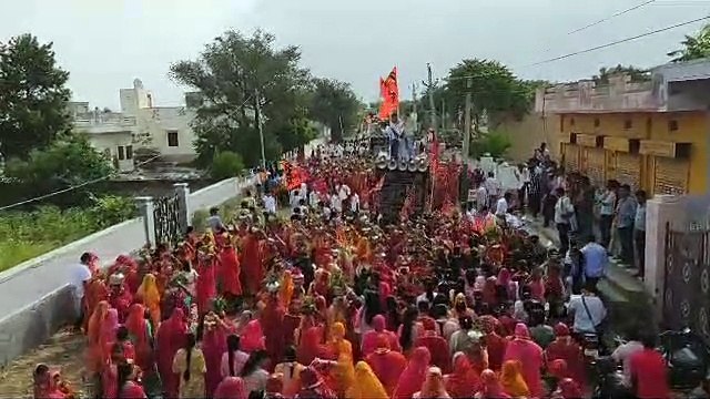 मंदिर के प्राण प्रतिष्ठा पर निकाली कलश यात्रा, 11 सौ महिलाओं ने धारण किए कलश