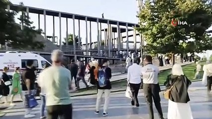 Müze korkuluklarında can pazarı, aşağıda canlı yayın telaşı