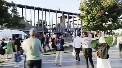 Samsun'da intihar etmek için korkuluklara çıkan genci film izler gibi seyrettiler