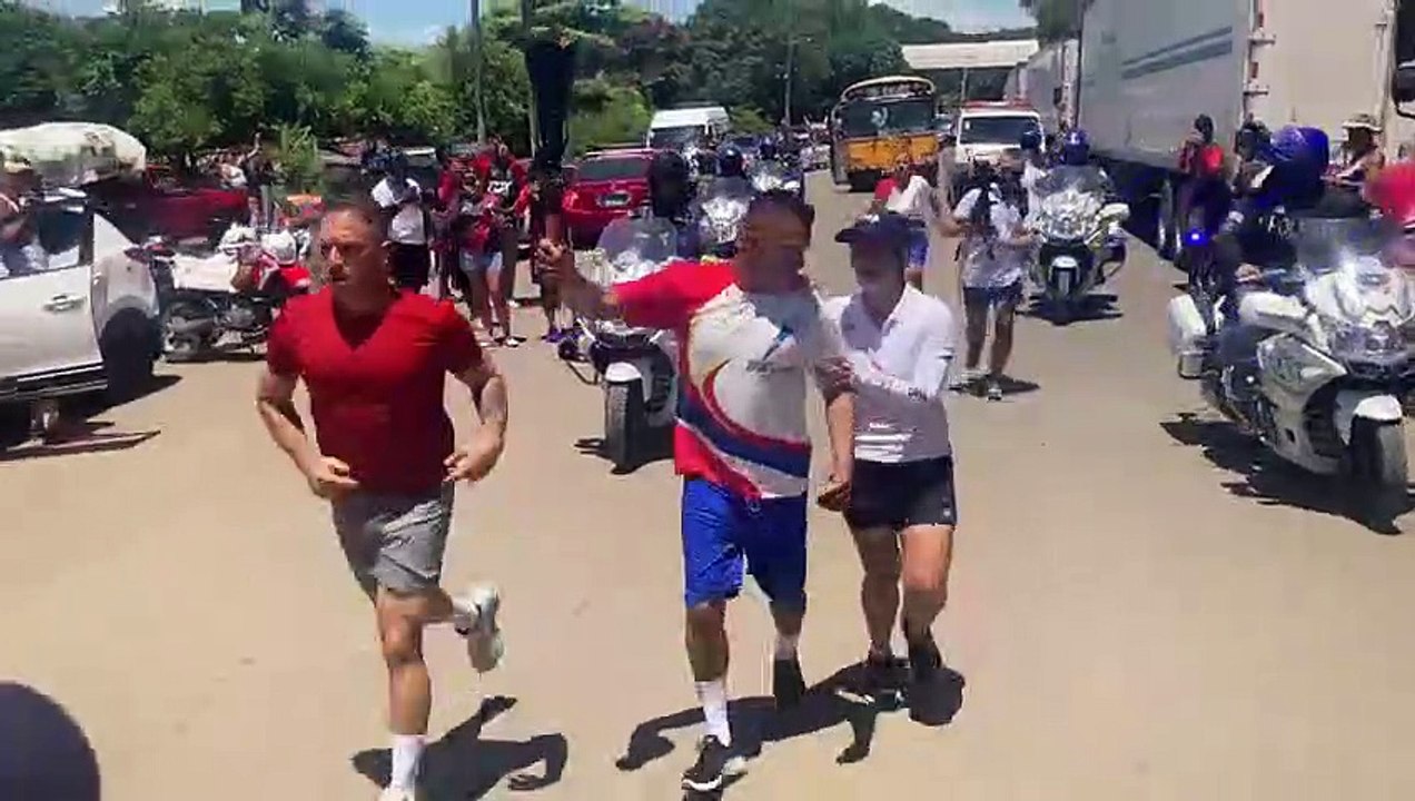 Estudiantes portan fuego de independencia