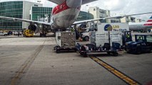 Oficiales del aeropuerto de Miami fueron grabados cuando abrían maletas de viajeros para robarles pertenencias y dinero