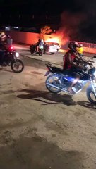 Veículo pega fogo em avenida do bairro da Santa Amélia