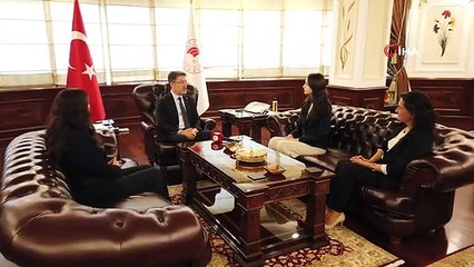 Bakan Yumaklı, İsveç'te su ödülü alan Ayşe Pelin Dedeler ile bir araya geldi