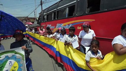 Cientos de estudiantes marchan para que cesen las balas en su escuela de Colombia
