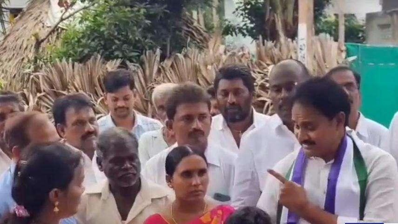 బాపట్ల జిల్లా: సచివాలయ ఉద్యోగిపై ఎంపీ ఆగ్రహం