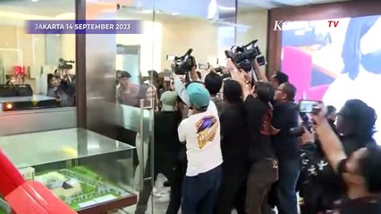 Momen Wulan Guritno Tebar Senyum dan Dikawal Polisi saat Tiba di Bareskrim Polri