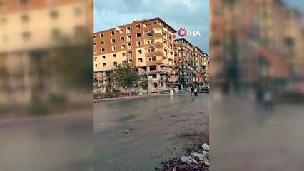 Hatay'da kolonları kesilerek yıkılan 8 katlı bina böyle yerle bir oldu