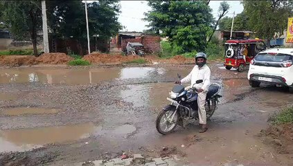 टूटी सड़कें, फिर भी टोल वसूल रहे....देखें वीडियो