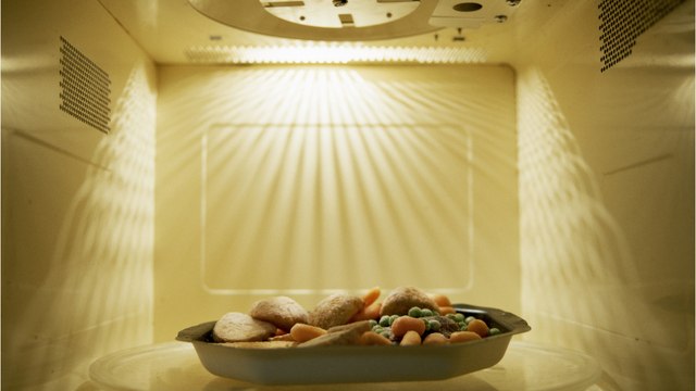 Darum solltest du deine Mikrowelle regelmäßig reinigen