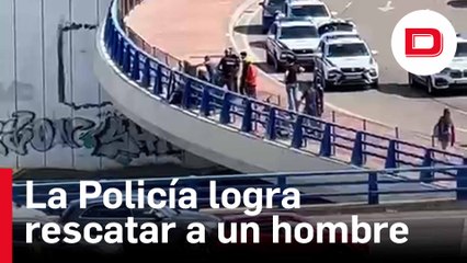 La Policía logra rescatar a un hombre que iba a saltar de un puente en Vallecas