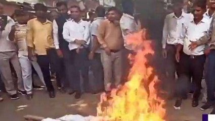 बहराइच: प्रदेश सरकार का अधिवक्ताओं ने फूंका पुतला, हापुड़ कांड से हैं आक्रोशित