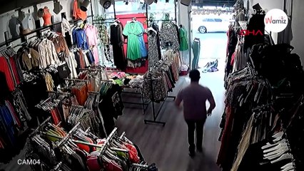 Un chat errant entre l'air de rien dans une boutique : le gérant hallucine en visionnant les images de surveillance (vidéo)