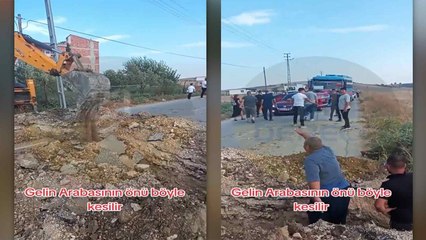 Gelin arabasının önünü kesmek için kepçeyle asfaltı parçaladı