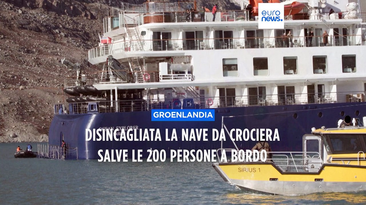 La nave Ocean Explorer  incagliata al largo della Groenlandia