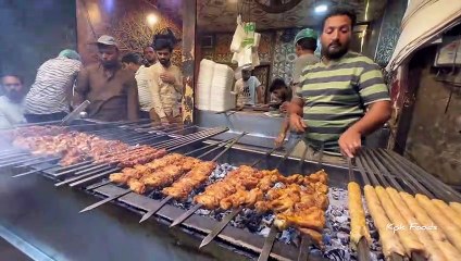 Descargar video: BBC BBQ - BBC Tikka seekh kabab malai boti - Gujranawala food street - Beef Kabab_3