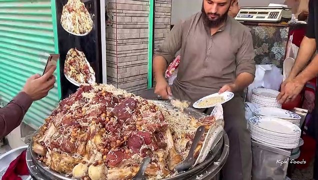 Kabuli Pulao - Zaiqa Chawal - Golden Pulao Mountain, Street Food Peshawar - Zaiqa Beef Pulao