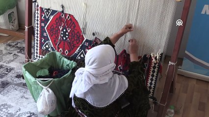 Vanlı kadınların dokuduğu kilimler yurt dışından da alıcı buluyor
