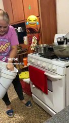 Mujer cocinando cangrejo por primera vez.