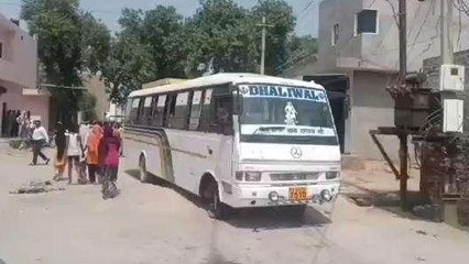 श्रीगंगानगर: स्कूल बस की टक्कर में 9 वर्षीय बालक की हुई मौत, मौके पर जुटी भीड़