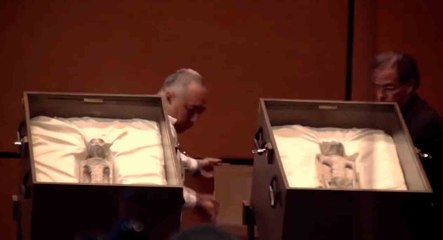 Ufologi esittelee oletettuja avaruusolentojen ruumiita Meksikon kongressille