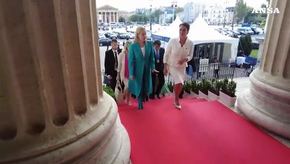 Meloni a Budapest, l'abbraccio con l'alleato Viktor Orban