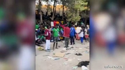 A Lampedusa i migranti si aggirano  nelle strade vicino l'hotspot
