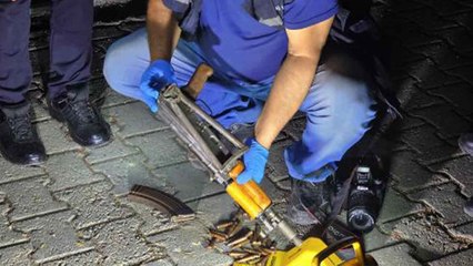 Bekçileri görünce Kalaşnikof'u ve çalıntı motosikleti bıraktılar