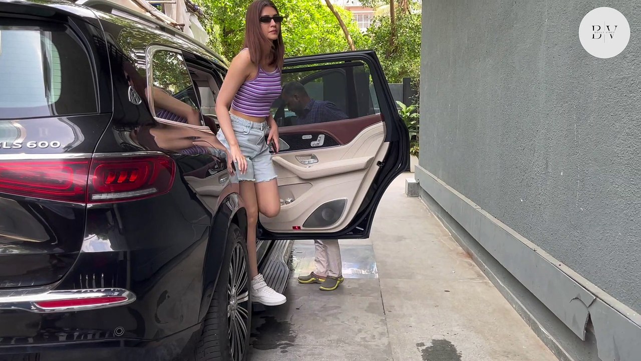 Gorgeous Kriti Sanon's Stunning Presence! Spotted Outside Pooja Entertainment Office in Juhu 